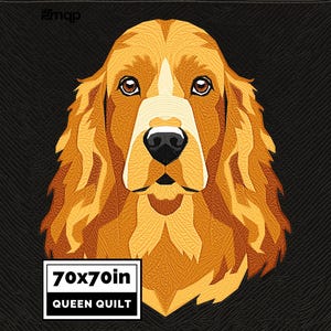 Könnte beinhalten: Eine goldene Cocker Spaniel-Quiltdecke mit einer detaillierten Illustration des Gesichts des Hundes. Die Quiltdecke misst 178x178 cm und ist mit "QUEEN QUILT" in einer weißen Box vor schwarzem Hintergrund beschriftet. Das Fell des Hundes ist eine Mischung aus Gold und Braun.
