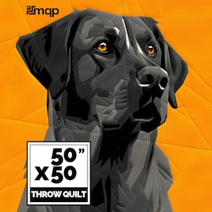 Könnte beinhalten: Eine schwarze Wurkdecke mit einer geometrischen Illustration eines Labrador Retriever-Hundes mit bernsteinfarbenen Augen. Die Decke misst 127 cm x 127 cm und hat den Text "THROW QUILT" in einem weißen Feld auf orangefarbenem Hintergrund.