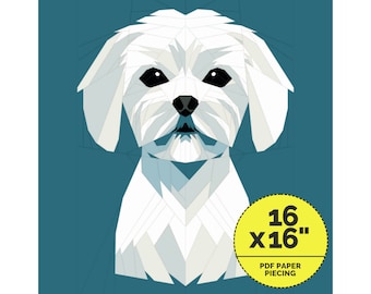 Puede incluir: Un perro maltés blanco con ojos negros, nariz rosa y fondo azul verdoso. El perro está hecho de formas geométricas y mide 40,6 cm por 40,6 cm. El texto "PDF Paper Piecing" está en un círculo amarillo.