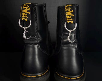 Colgantes de botas lunares (reversibles): accesorios góticos celestiales, joyería alternativa Doc Martens, accesorio para zapatos punk.