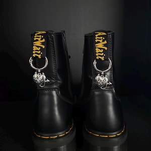 Puede incluir: Una tabla de cortar de madera hecha a mano con un acabado natural. La tabla tiene un borde vivo en un lado y una forma rectangular. Mide aproximadamente 45 cm de largo y 30 cm de ancho.