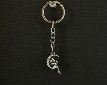 Llavero de Hada Lunar: un accesorio celestial y original, un llavero alternativo, ideal para amantes de la moda.