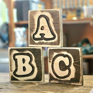 Letras y letreros de madera para uso en exteriores e interiores.