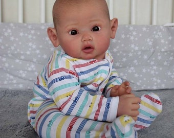 すぐに発送可能な幼児用リボーン人形：23インチの男の子または女の子。