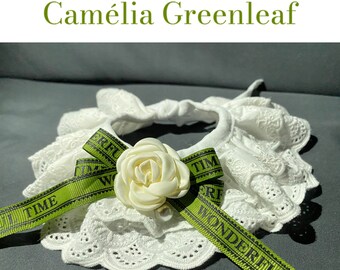 Écharpe pour chat en dentelle camélia Greenleaf : collier réglable pour animal de compagnie. Un accessoire frais pour chat, au design unique et de haute qualité, cadeau pour chat ou chien.