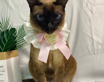 Bufanda de gato de encaje Princesa Camelia: Collar ajustable para mascotas. Un bonito accesorio para gatos, un regalo de diseño exclusivo y de alta calidad para perros o gatos.