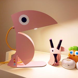 Lámpara de escritorio y de noche, lámpara en forma de tucán rosa. Lámpara de guardería, lámpara de mesa con forma de pájaro tucán rosa.