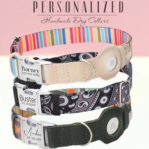 Könnte beinhalten: Drei personalisierte Hundehalsbänder mit verschiedenen Mustern und gravierten Namensschildern. Das obere Halsband ist regenbogenfarben gestreift, das mittlere Halsband ist schwarz-weiß paisley und das untere Halsband ist aus grünem Leder. Jedes Halsband hat eine silberne Schnalle und ein Metallschild mit einem Namen und einer Telefonnummer.