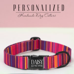 K&ouml;nnte beinhalten: Personalisiertes Hundehalsband mit einem bunten Streifenmuster in Pink, Lila, Orange und Blau. Das Halsband hat eine schwarze Schnalle mit einer silbernen Plakette, auf der "DAISY 123-987-8956" steht.