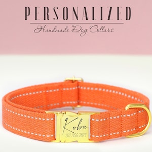 Könnte beinhalten: Orangefarbenes Hundehalsband mit einer goldenen Schnalle und einem personalisierten Namensschild mit der Aufschrift "Kobe 321-456-7874".