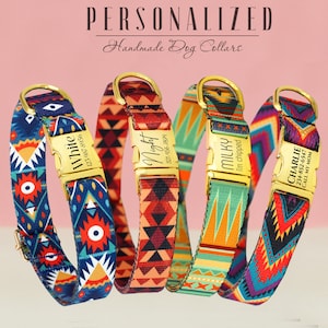 Puede incluir: Cuatro collares de perro coloridos con etiquetas de nombre doradas personalizadas. Los collares presentan un patrón geométrico con colores rojo, azul, amarillo y verde. Las etiquetas de nombre tienen los nombres "White", "Night", "Milky" y "Charlie" con información de contacto.