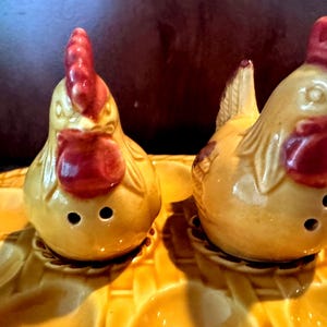 Prato vintage para ovos recheados com figura de galinha/galo - Esmalte marrom dourado - Estilo moderno de meados do século XX