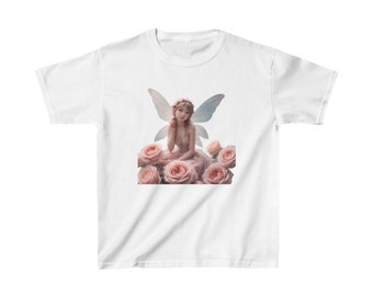 Magical Fairy Tee voor kinderen - klein meisje met vlindervleugels zittend in rozen