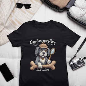 Maglietta Sherlock Dog Detective, cane curioso con monocolo e osso, maglietta unisex Softstyle, regali per amanti dei cani, metti tutto in discussione, non fidarti di niente