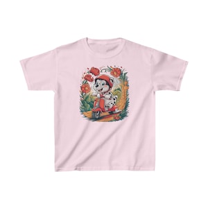 Camiseta para niños con oso de dibujos animados juguetón, diseño de scooter rojo, arte caprichoso, colores vibrantes, aventura alegre, uso diario, regalo para niños