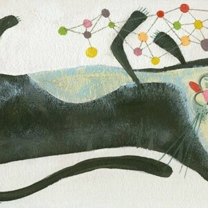Könnte beinhalten: Eine skurrile Illustration einer schwarzen Katze, die auf dem Rücken liegt und die Pfoten in die Luft reckt. Die Katze hat grüne Augen, eine rosa Nase und eine rote Zunge. Über der Katze befindet sich ein farbenfrohes Netzwerk aus verbundenen Punkten.