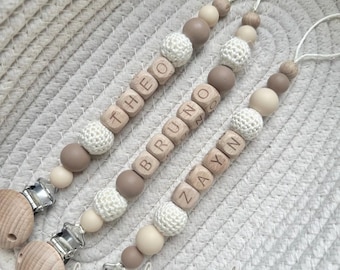Clip personalizado para chupete: cadena de cuentas de ganchillo en tonos neutros beige y marrón.