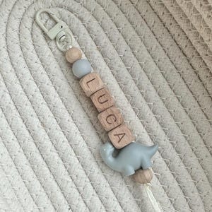 Llavero personalizado con nombre de dinosaurio: etiqueta para mochila escolar con cuentas, ideal para rellenar calcetines navideños. imagen 4