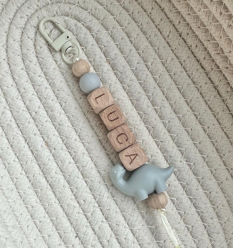 Llavero personalizado con nombre de dinosaurio: etiqueta para mochila escolar con cuentas, ideal para rellenar calcetines navideños. imagen 4
