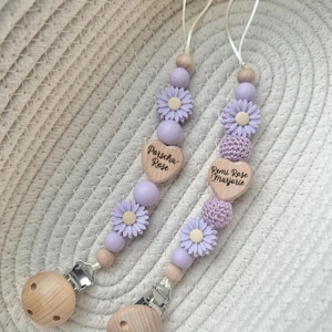 パーソナライズされたデイジーの花の哺乳瓶クリップ：刻印入りビーズ、ライラック色のクロシェ編みディテール