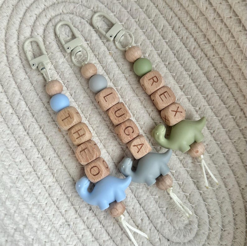 Llavero personalizado con nombre de dinosaurio: etiqueta para mochila escolar con cuentas, ideal para rellenar calcetines navideños. imagen 2
