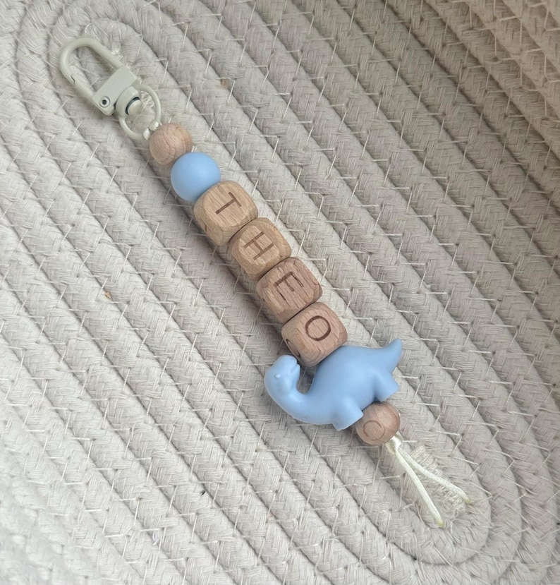 Llavero personalizado con nombre de dinosaurio: etiqueta para mochila escolar con cuentas, ideal para rellenar calcetines navideños. imagen 5