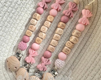 Fiocco personalizzato per porta ciuccio: perlina rosa all'uncinetto, porta ciuccio