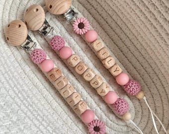 Personalisierte Blume Gänseblümchen Schnullerkette: Holzbuchstabe, rosa Häkelperlen