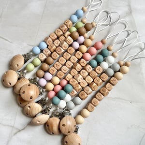 Clip para chupete personalizado, letra de madera, beige neutro, estilo bohemio, cuentas de silicona, portachupetes, cadena para chupete, personalizado, clip para chupete