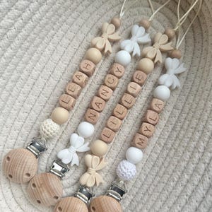 Lazo portachupetes personalizado, blanco y beige, letra de madera, cuenta de ganchillo, cuentas de silicona, portachupetes, cadena para chupete personalizada