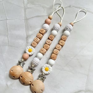 Personalisierte Blume Gänseblümchen Schnullerkette: Schnullerkette aus Holz