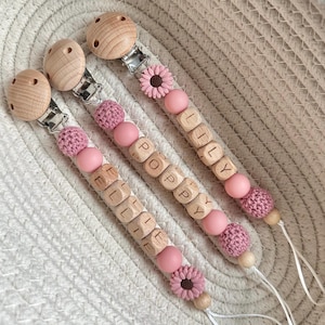 Sujeta chupetes personalizado con forma de flor de margarita - Letra de madera - Rosa - Cuentas de silicona tejidas a crochet - Sujeta chupetes - Personalizado - Sujeta chupetes -