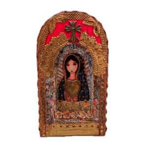 K&ouml;nnte beinhalten: Aufwendige religi&ouml;se Ikone mit einem zentralen Bild einer Frau mit einem herzf&ouml;rmigen Emblem. Die Ikone ist mit Goldfiligran, einem roten Hintergrund und einem Kreuz oben gerahmt. Blumen- und Spitzendetails sorgen f&uuml;r Textur und Farbe.