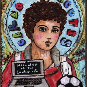 Könnte beinhalten: Farbenfrohes Kunstwerk, das eine junge Person mit braunen Haaren, einer roten Jacke und einem Fußball zeigt. Das Bild enthält einen Laptop mit dem Text "Miracles of the Eucharist" und den Worten "Millennial Saint". Ein Heiligenschein umgibt die Figur.