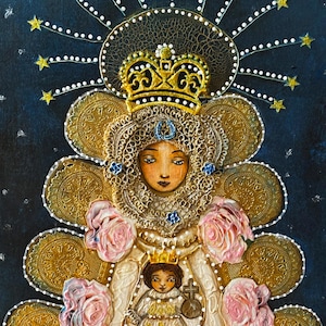 Könnte beinhalten: Ein detailliertes Kunstwerk einer religiösen Figur mit goldener Krone, Heiligenschein und Sternen vor einem dunkelblauen Hintergrund. Das Bild zeigt rosa Rosen und eine kleinere Figur mit aufwendigen Details.