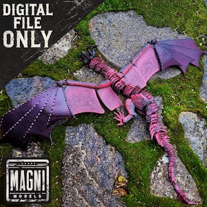 Peut inclure: Modèle d'impression 3D d'un dragon avec des ailes violettes et roses. Le dragon est en position avec ses ailes déployées et sa tête inclinée sur le côté. Le modèle est assis sur un lit de mousse et de rochers. Le texte "MAGNI MODELS" est visible dans le coin inférieur gauche de l'image.