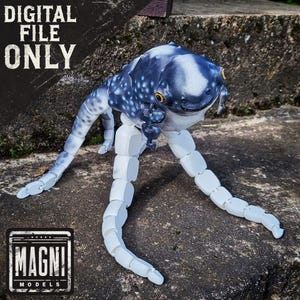 Op de afbeelding: Een digitaal gecreëerd, gearticuleerd wezenmodel met een blauw en wit gespikkeld lichaam, gele ogen en gesegmenteerde witte poten. Het model is gelabeld "DIGITAL FILE ONLY" en heeft het "MAGNI MODELS" logo.