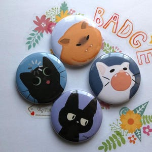 Puede incluir: Un letrero de madera rústica con el texto "Welcome to our home" en letras blancas. El letrero presenta un acabado envejecido y un diseño sencillo y acogedor, ideal para la decoración de la puerta principal.