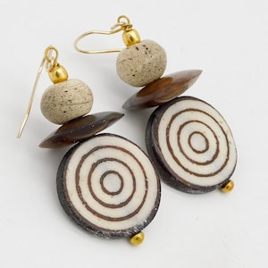 ADINKRA - Handgefertigte Knochenscheiben aus Ghana - Handgefertigte Afrikanische polierte Horn - Ohrringe aus nepalesischen Knochenperlen