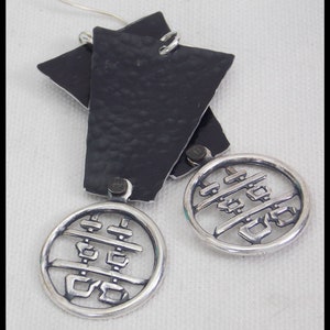 DOUBLE BONHEUR - Handforged Hammered Black Aluminum & Double Happiness Charms Longues boucles d’oreilles exotiques