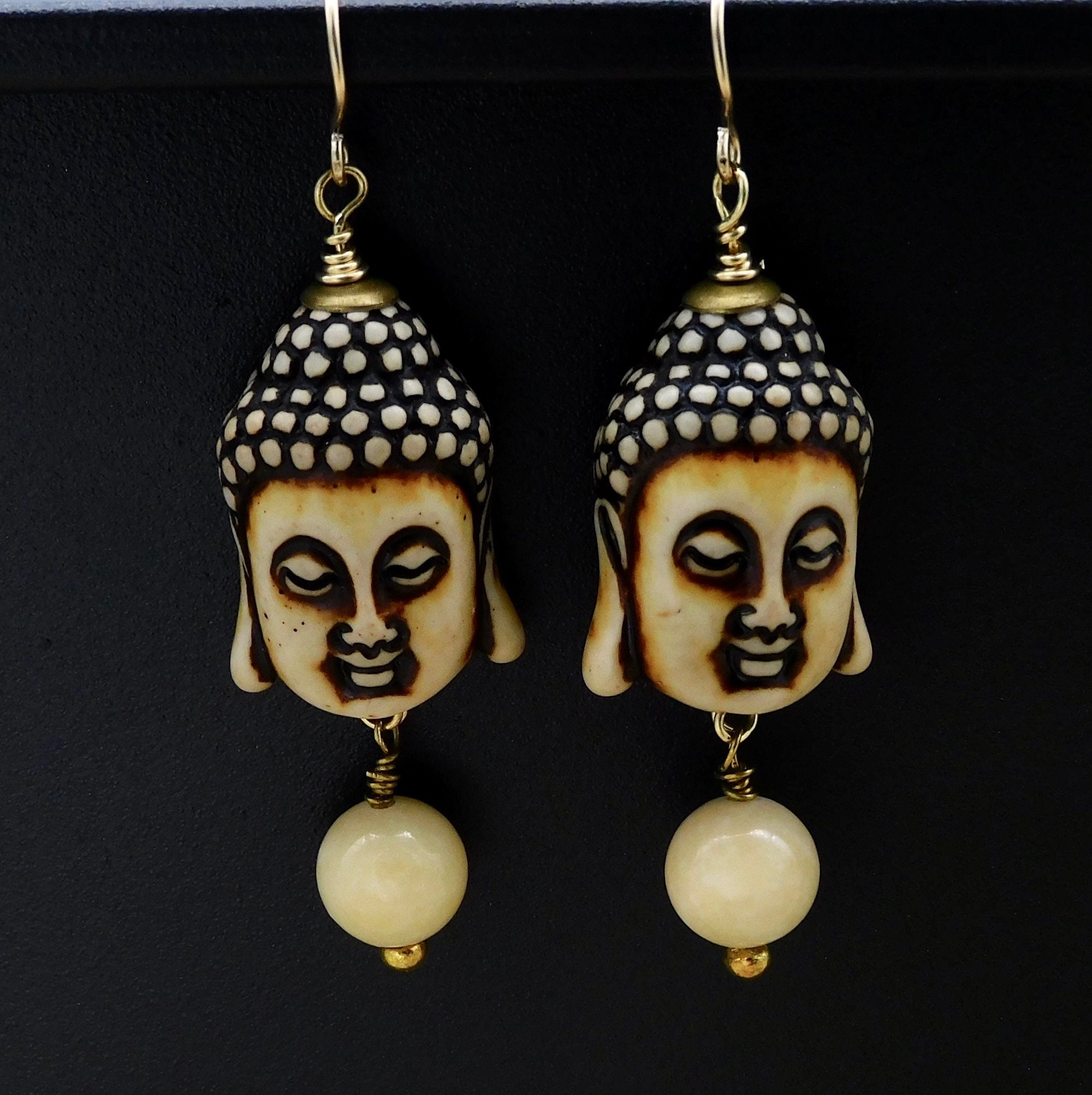 彫刻された仏顔のイヤリング：黄翡翠、14KT GFワイヤー - Etsy 日本
