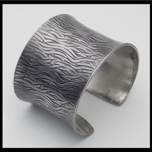 FLAMMEN - Handgeschmiedetes antikes breites Zinnarmband