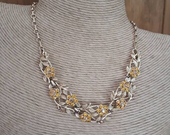 Vintage Rhinestone Necklace - Gold tone - Flower