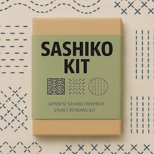 Puede incluir: Una caja marr&oacute;n con una etiqueta verde que dice "Sashiko Kit" y "Japanese Sashiko Inspired Visible Mending Kit". La etiqueta tambi&eacute;n presenta tres ilustraciones en blanco y negro de diferentes patrones de costura.