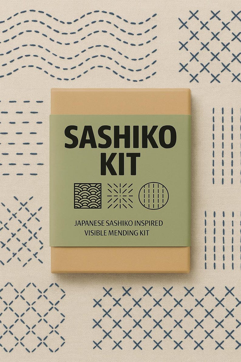 Puede incluir: Una caja marr&oacute;n con una etiqueta verde que dice "Sashiko Kit" y "Japanese Sashiko Inspired Visible Mending Kit". La etiqueta tambi&eacute;n presenta tres ilustraciones en blanco y negro de diferentes patrones de costura.