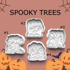 Pu&ograve; includere: Quattro formine bianche di plastica a forma di alberi spettrali, con la scritta "SPOOKY TREES" sopra. Le formine sono numerate da 1 a 4. Sono visibili anche zucche e un pipistrello.