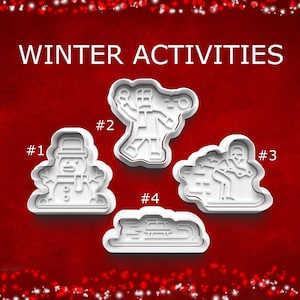 Puede incluir: Cortadores de galletas de plástico blanco con forma de actividades de invierno. La imagen incluye un muñeco de nieve, una persona lanzando una bola de nieve, un esquiador y un trineo. Las palabras "WINTER ACTIVITIES" están impresas en blanco en la parte superior de la imagen.