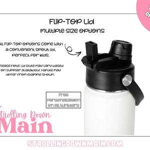 Puede incluir: Botella de agua blanca con tapa abatible negra y asa. La imagen incluye texto que dice "Flip-Top Lid" y "multiple size options". El texto tambi&eacute;n menciona "Tumbler Options" y "Strolling Down Main".