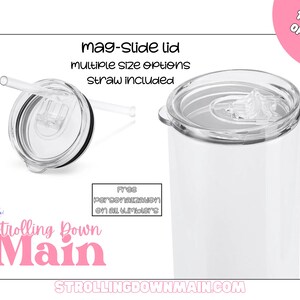 Puede incluir: Vaso blanco con tapa mag-slide y pajita. La imagen incluye el texto "mag-Slide lid, multiple size options, straw included". El vaso tiene una tapa transparente y un c&iacute;rculo rosa que dice "Tumbler Options". Tambi&eacute;n se ve el texto "Strolling Down Main".