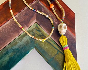 Collar con calavera de howlita, borla de cáñamo amarillo, joyería con cuentas de ágata turquesa, pieza llamativa, estilo bohemio espiritual, pieza única.
